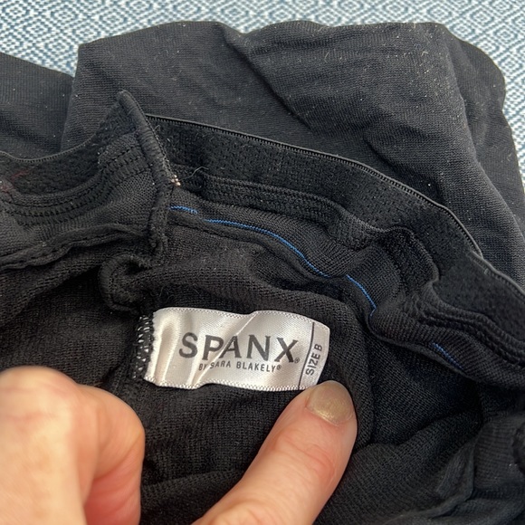 NWT Assets by Spanx Remarkable Results Shaping High Waist Short Size B - Picture 3 of 6